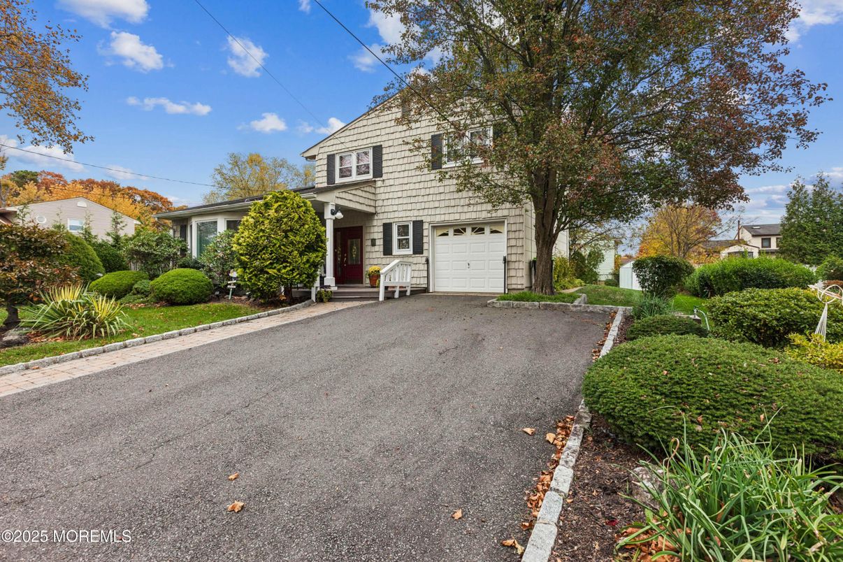 Attached, Exterior, Facade, Cape Cod