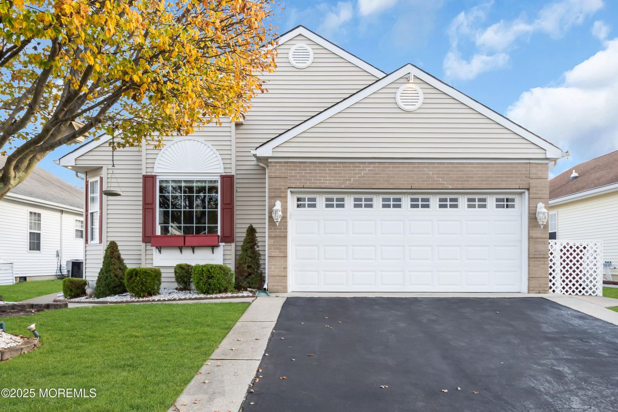 Attached, Exterior, Facade, Brick Traditional