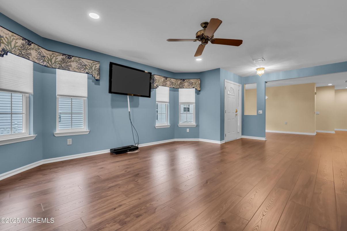 Empty room, Interior, Recessed Lighting, Wood Texture Flooring