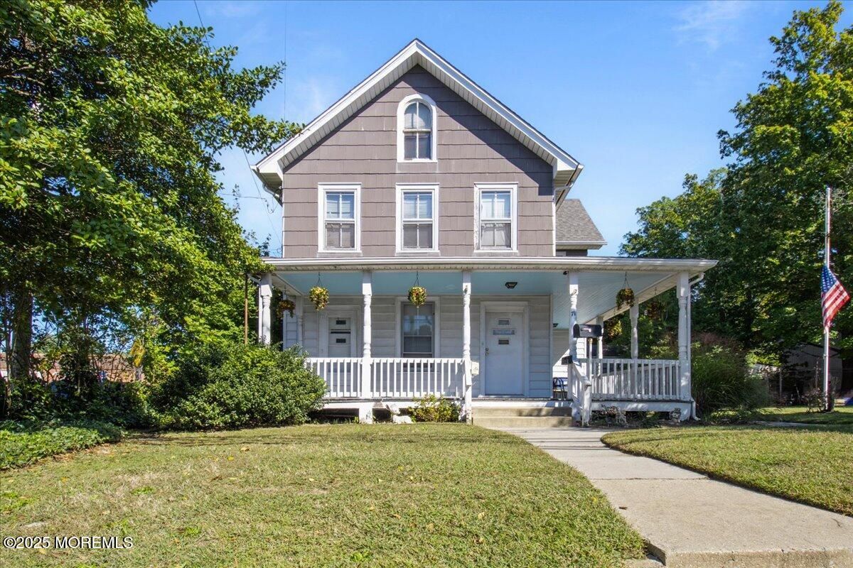 Exterior, Facade, Queen Anne Victorian