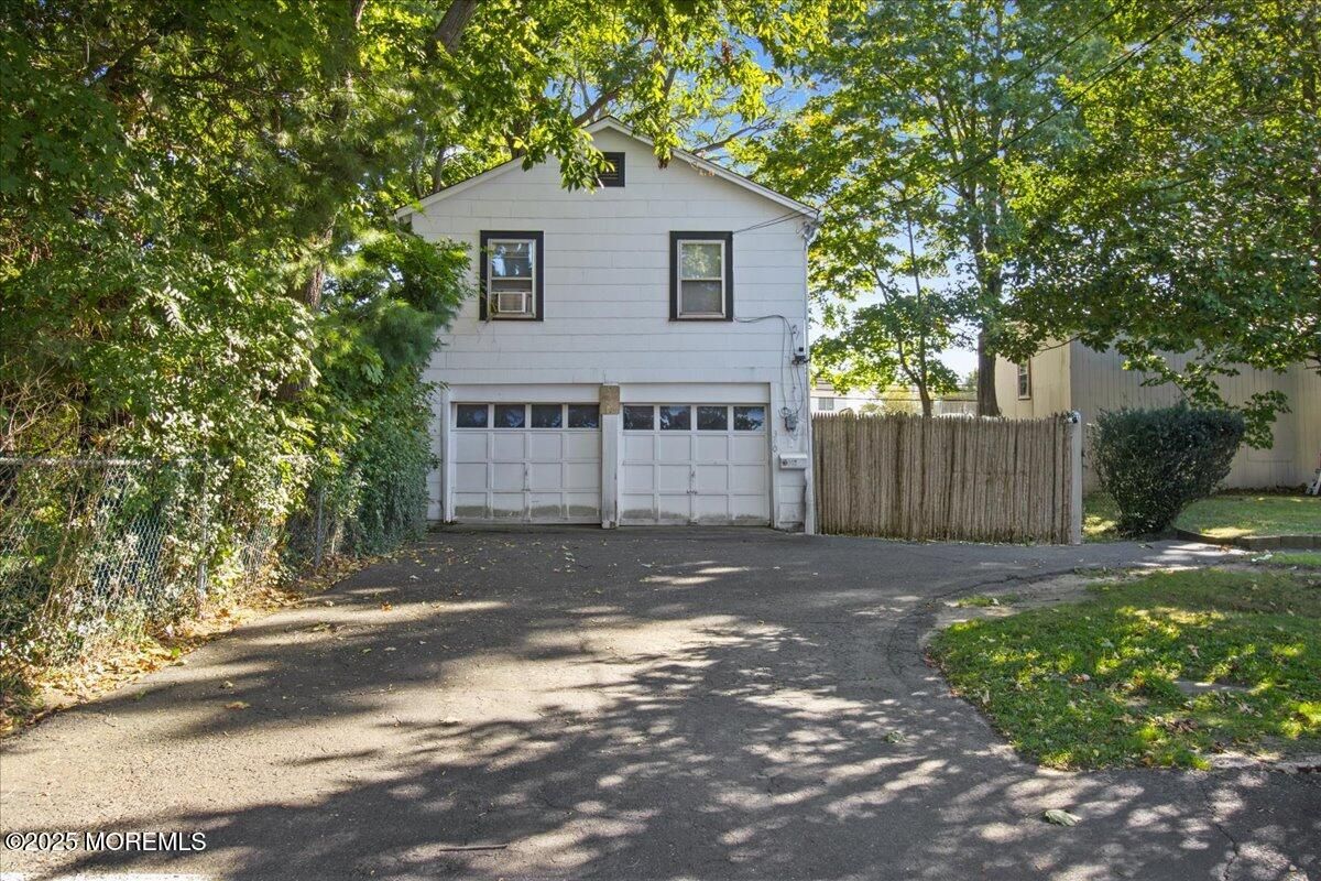 Attached, Exterior, Facade, Split Level