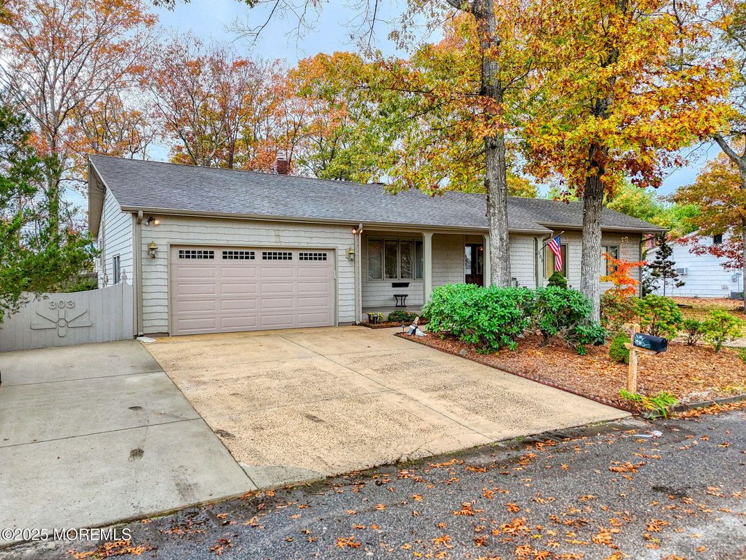 Attached, Exterior, Facade, Ranch