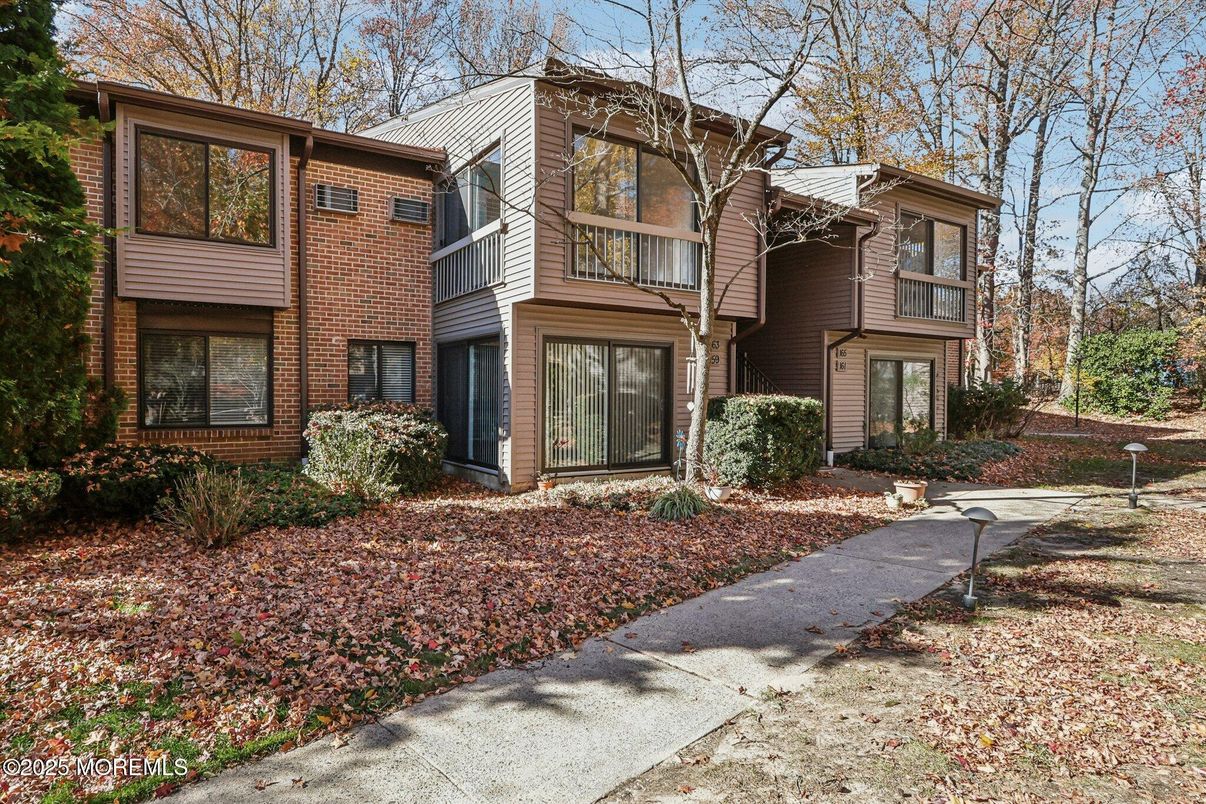 Attached, Exterior, Facade, Brick Facade, Modern