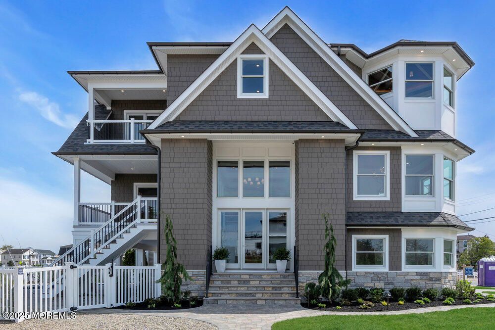 Exterior, Facade, American Craftsman