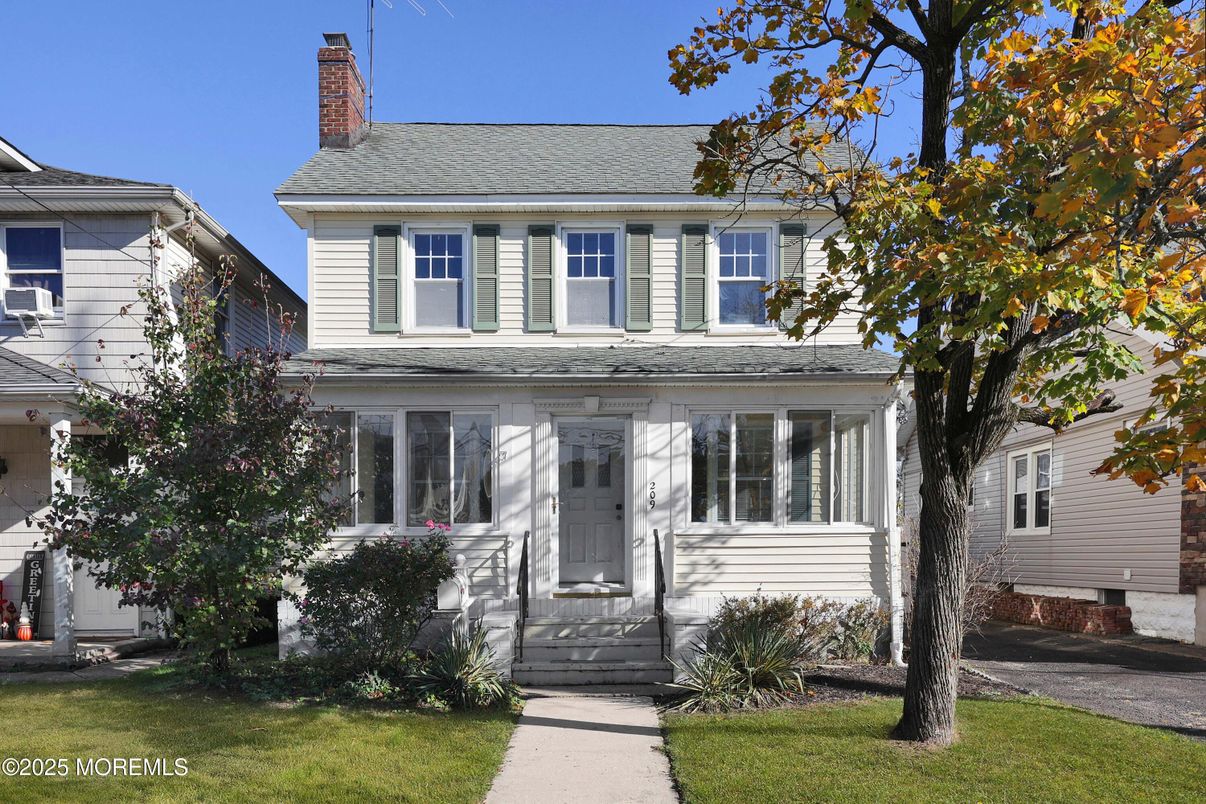 Exterior, Facade, American Foursquare