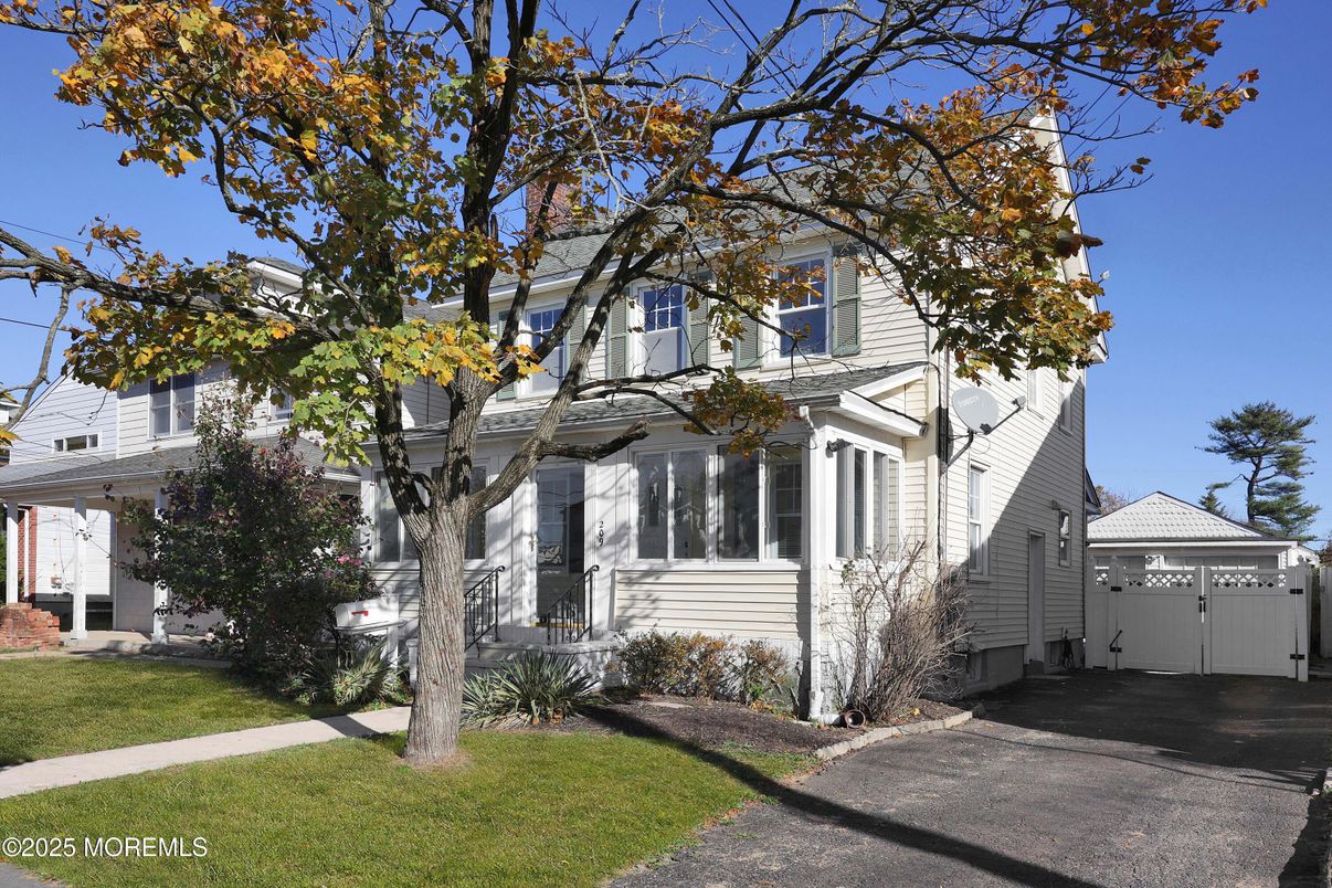 Exterior, Facade, Queen Anne Victorian