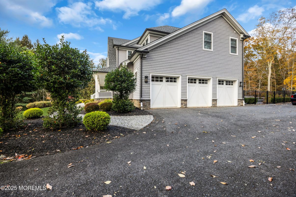 Attached, Exterior, Facade, Queen Anne Victorian