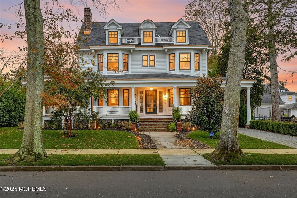 Exterior, Facade, Queen Anne Victorian