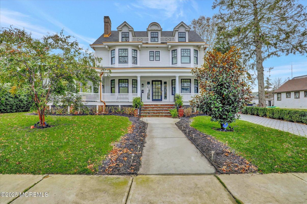 Exterior, Facade, Queen Anne Victorian