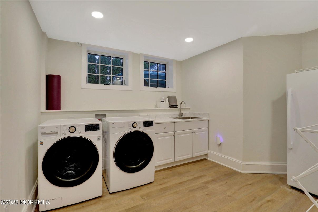 Interior, Recessed Lighting, Washer, Wood Texture Flooring