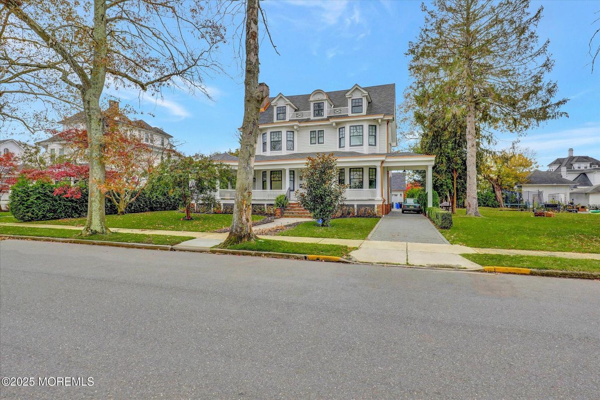 Exterior, Facade, Queen Anne Victorian