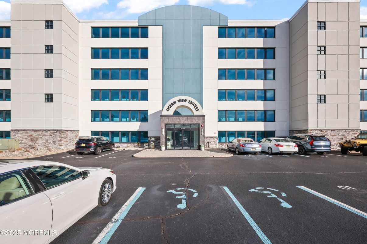 Exterior, Facade, Highrise