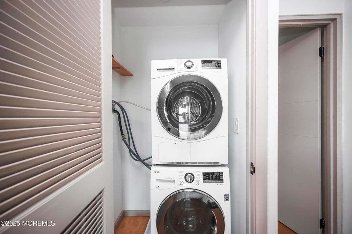 Interior, Utility Closets, Washer, Wood Texture Flooring