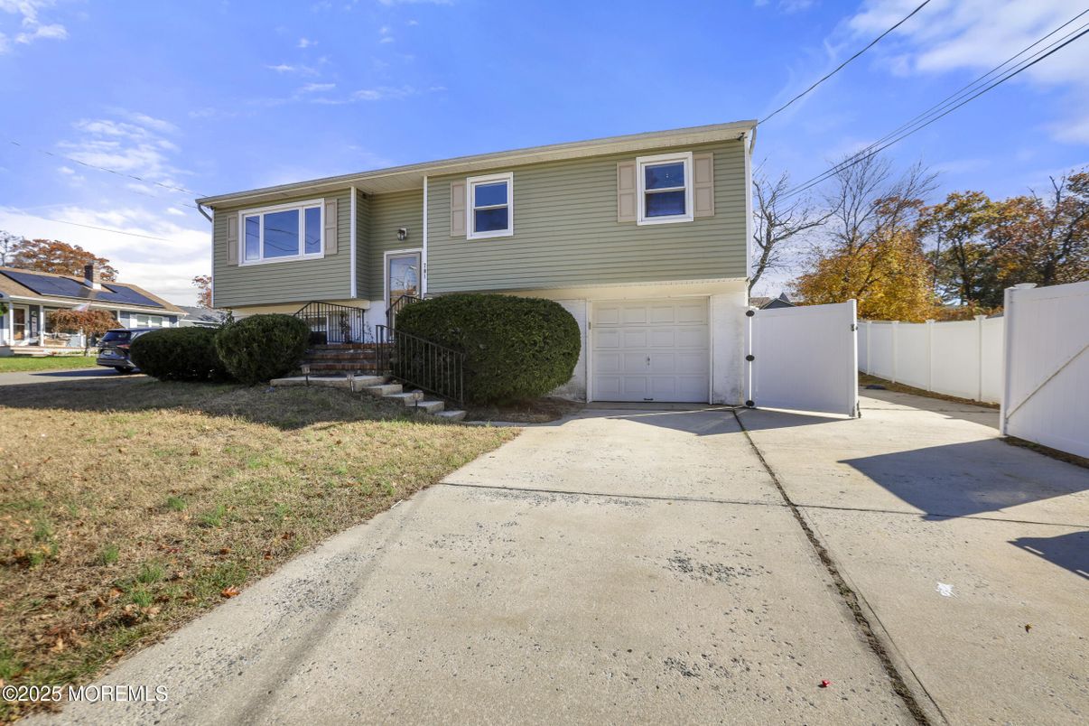 Attached, Exterior, Facade, Raised Ranch