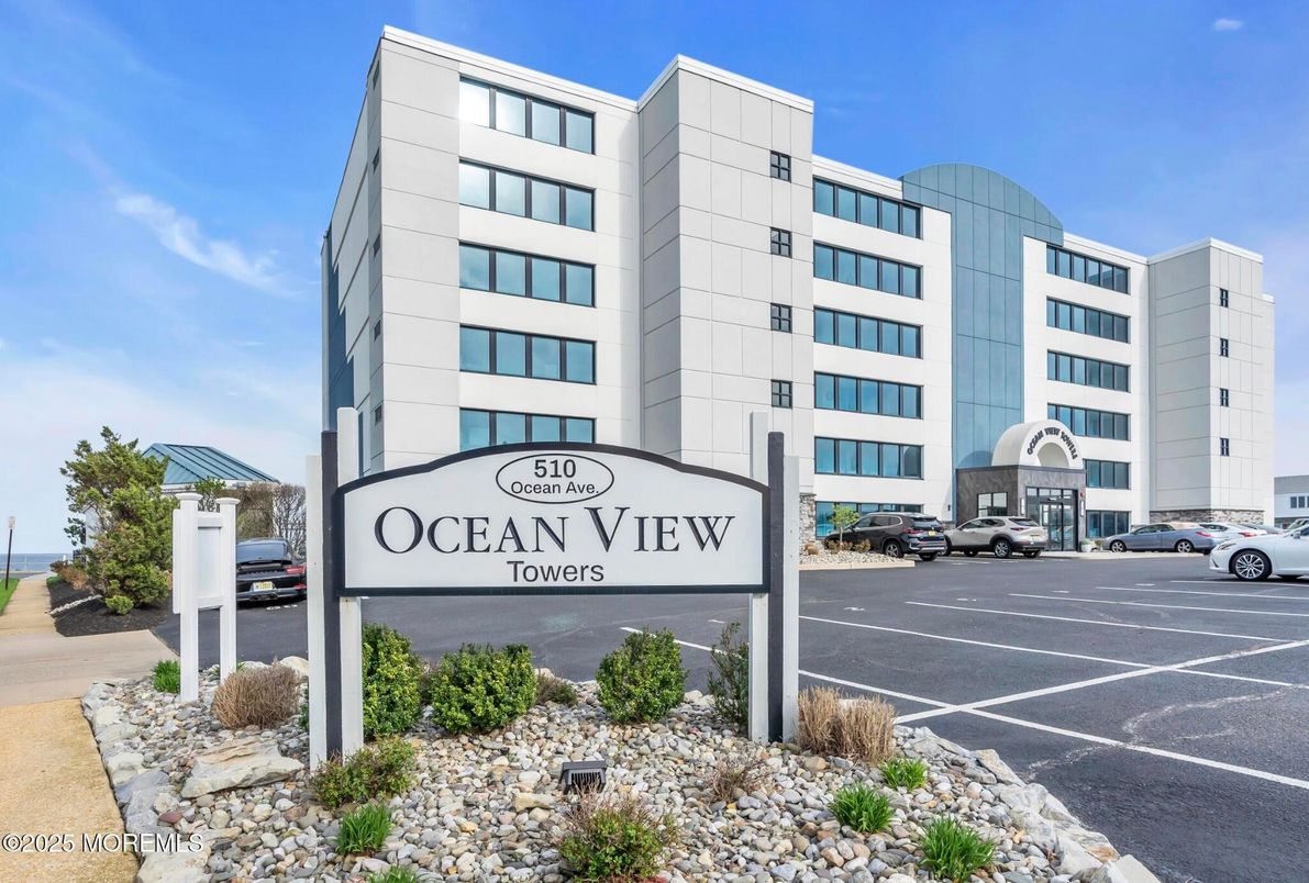 Exterior, Facade, Highrise