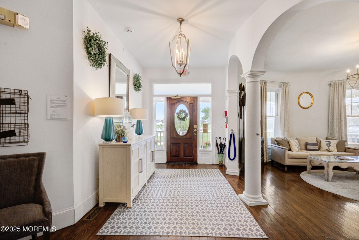Interior, Pendant Lights, Wood Texture Flooring