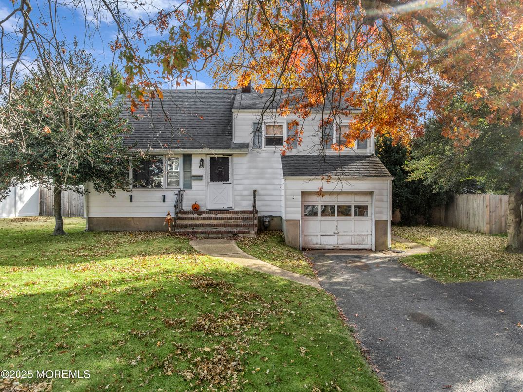 Attached, Exterior, Facade, Cape Cod