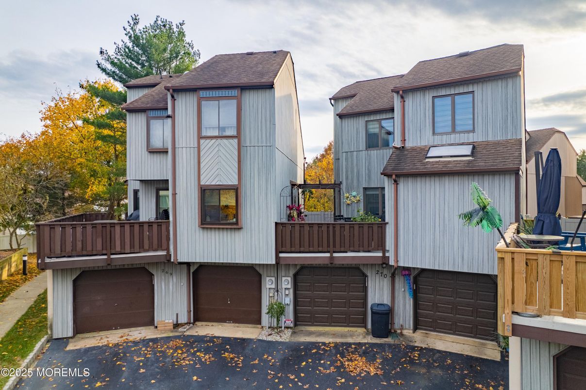 Attached, Exterior, Facade, Modern