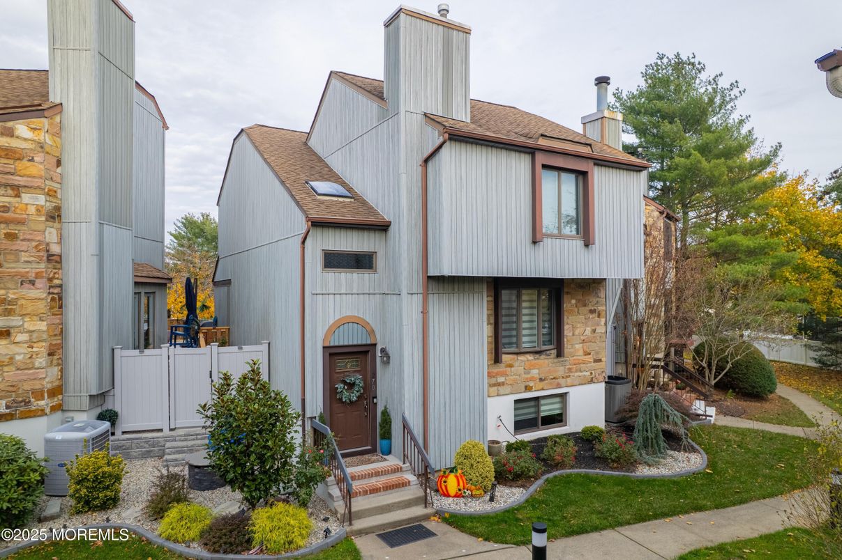 Exterior, Facade, Raised Ranch