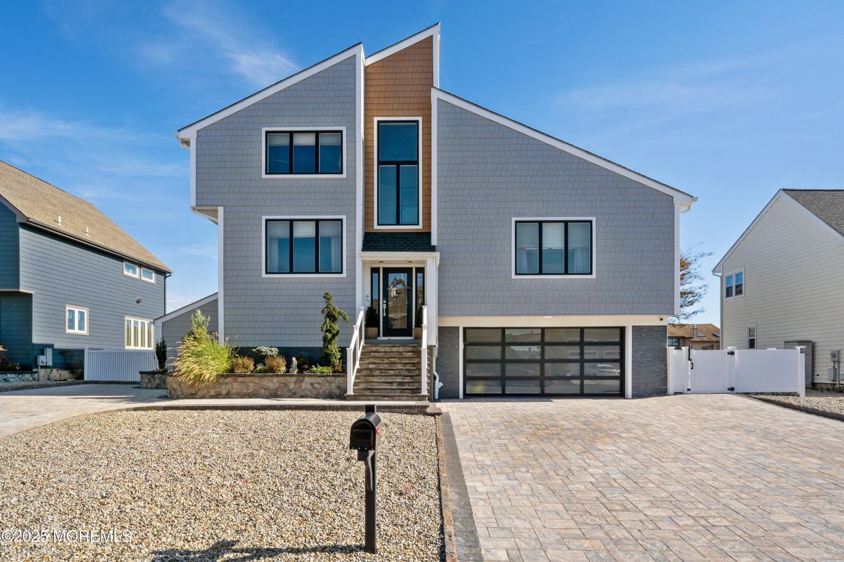 Attached, Exterior, Facade, Raised Ranch