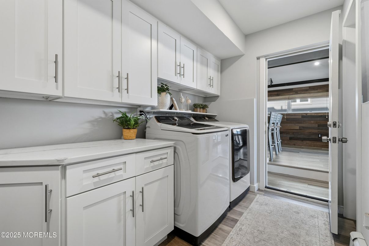 Interior, Recessed Lighting, Washer, Wood Texture Flooring
