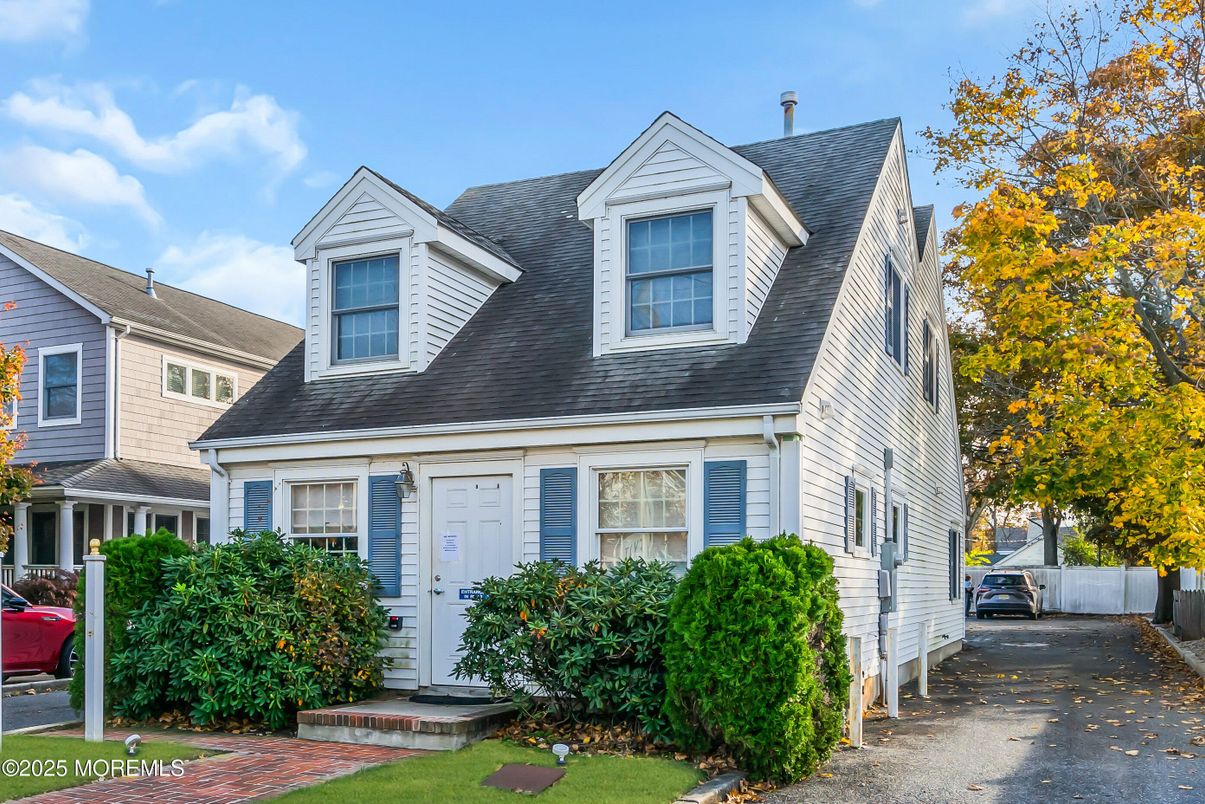 Exterior, Facade, Cape Cod