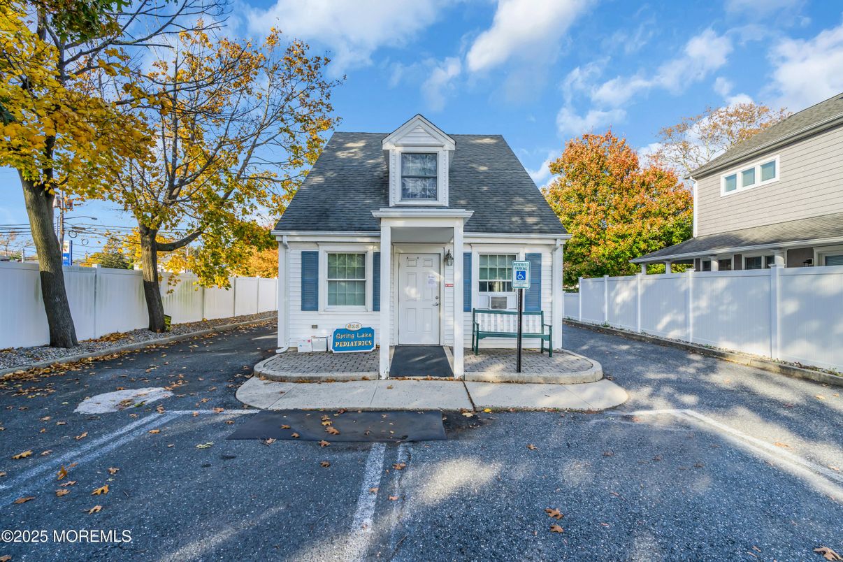 Exterior, Facade, Cape Cod