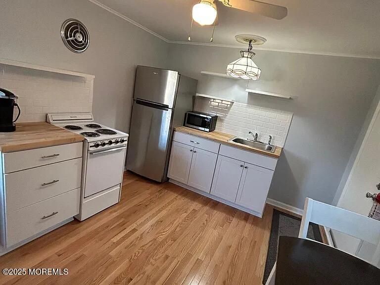 Interior, Kitchen, Pendant Lights, Wood Texture Flooring
