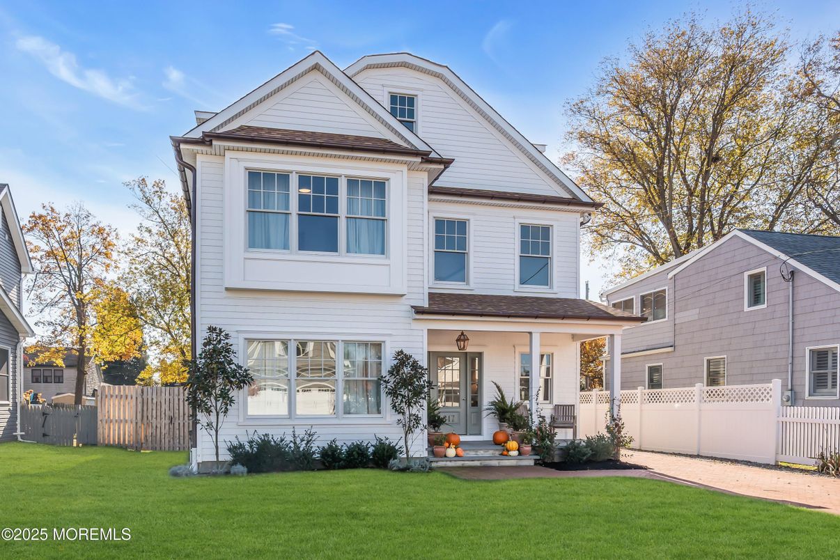 Exterior, Facade, Queen Anne Victorian
