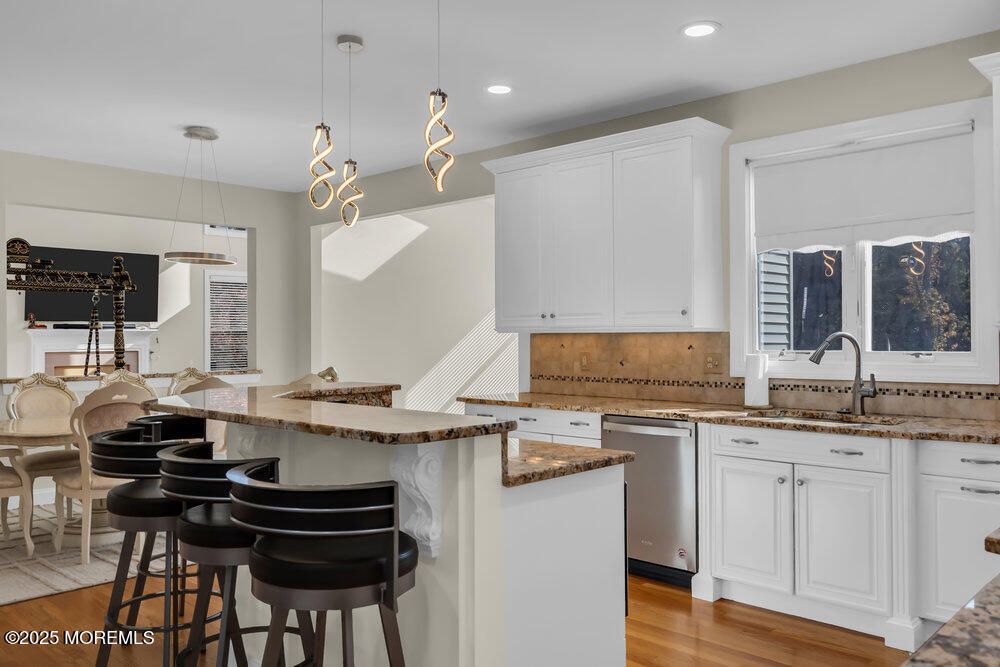 Dining room, Interior, Kitchen, Pendant Lights, Recessed Lighting, Wood Texture Flooring
