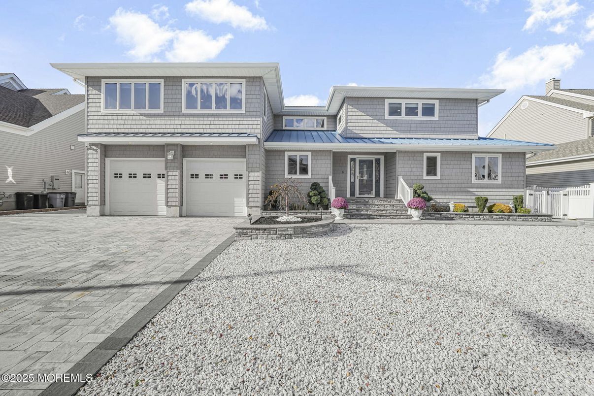 Attached, Exterior, Facade, Split Level