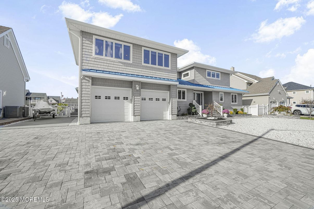 Attached, Exterior, Facade, Rowhouse