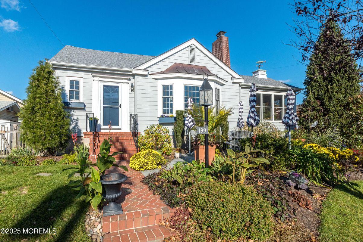 Exterior, Facade, Queen Anne Victorian