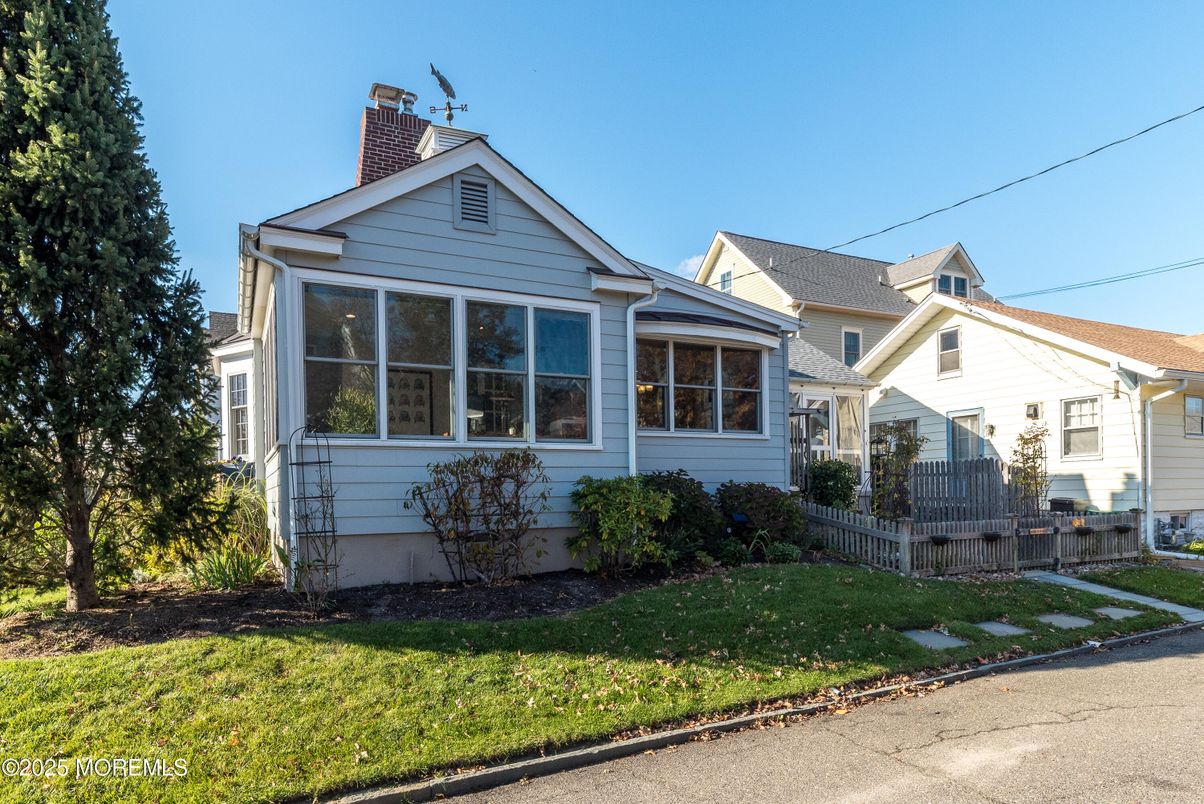 Exterior, Facade, Queen Anne Victorian