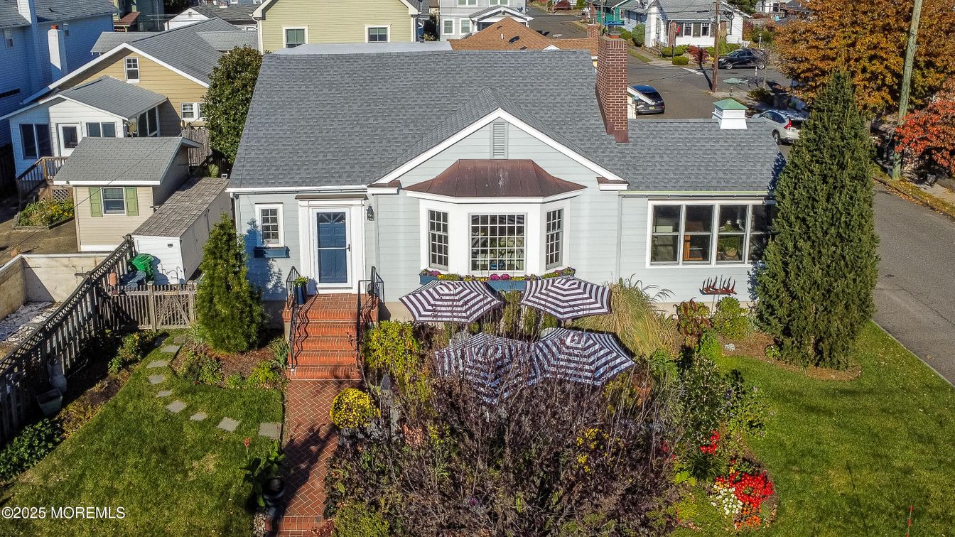 Exterior, Facade, Queen Anne Victorian