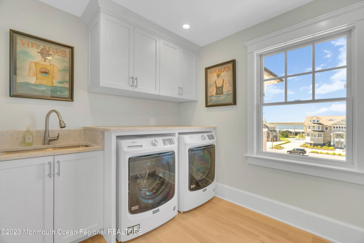 Interior, Recessed Lighting, Washer, Water, Wood Texture Flooring