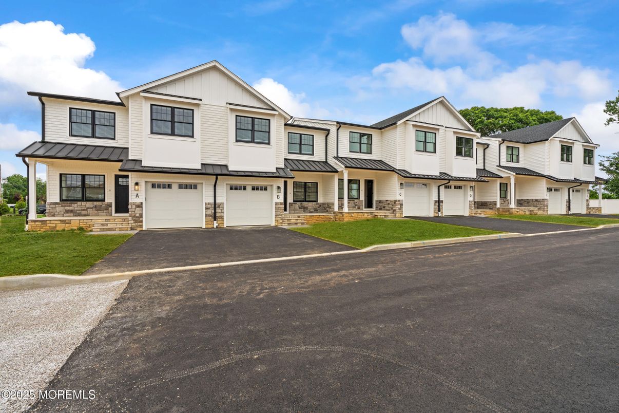 Attached, Exterior, Facade, Farmhouse