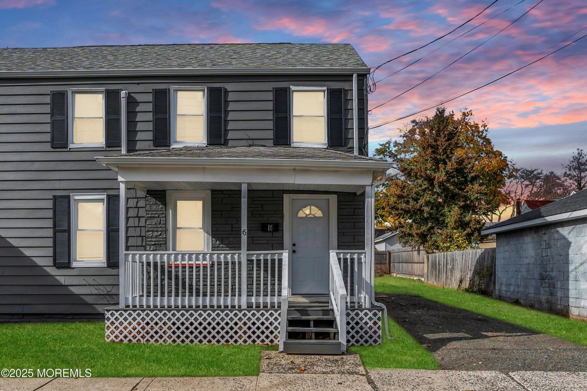 Exterior, Facade, American Foursquare