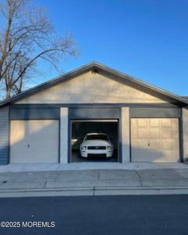 Attached, Exterior, Facade, None