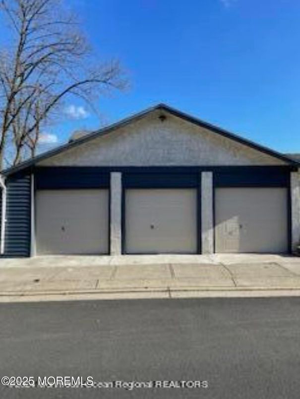 Attached, Exterior, Facade, Ranch