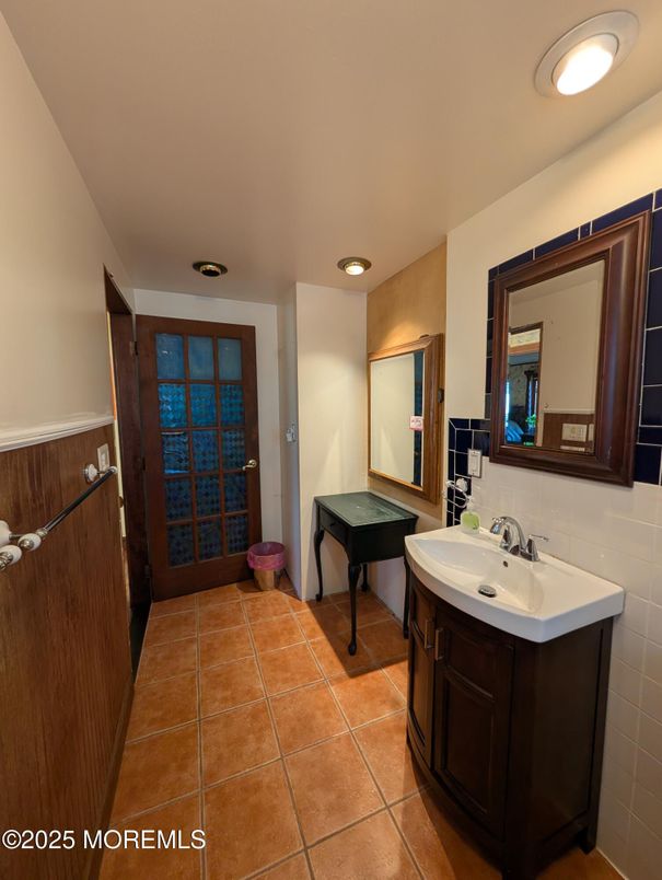 Bathroom, Interior, Recessed Lighting