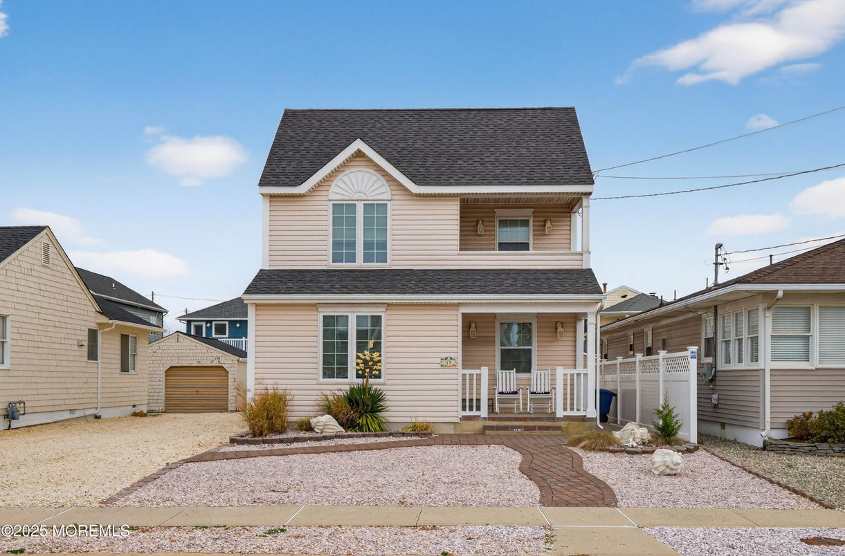 Exterior, Facade, Farmhouse