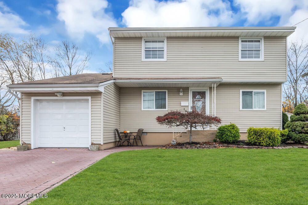 Attached, Exterior, Facade, Split Level