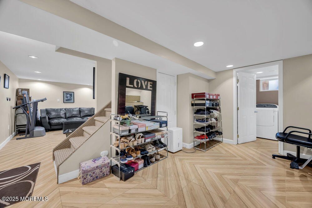 Fitness Equipment, Interior, Living room, Recessed Lighting, Wood Texture Flooring