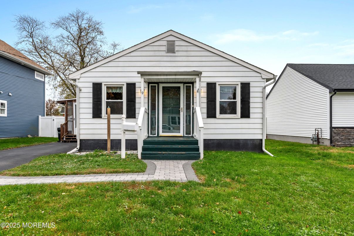 Exterior, Facade, Cape Cod