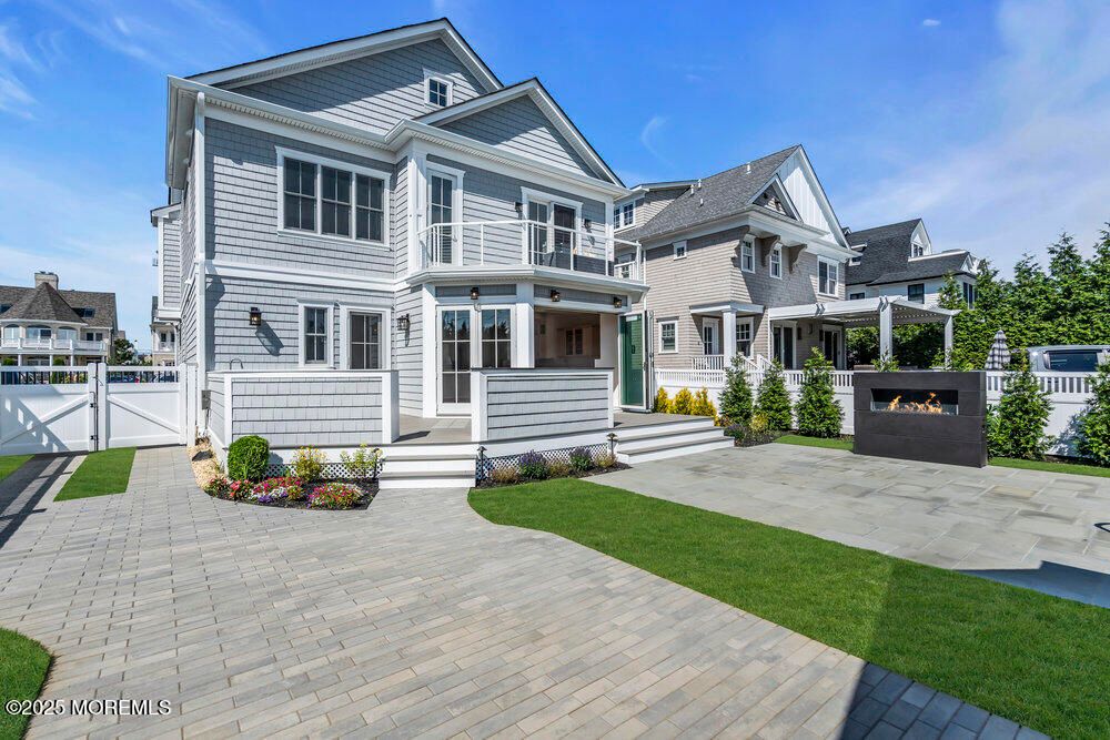 Exterior, Facade, Queen Anne Victorian