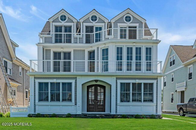 Exterior, Facade, Queen Anne Victorian