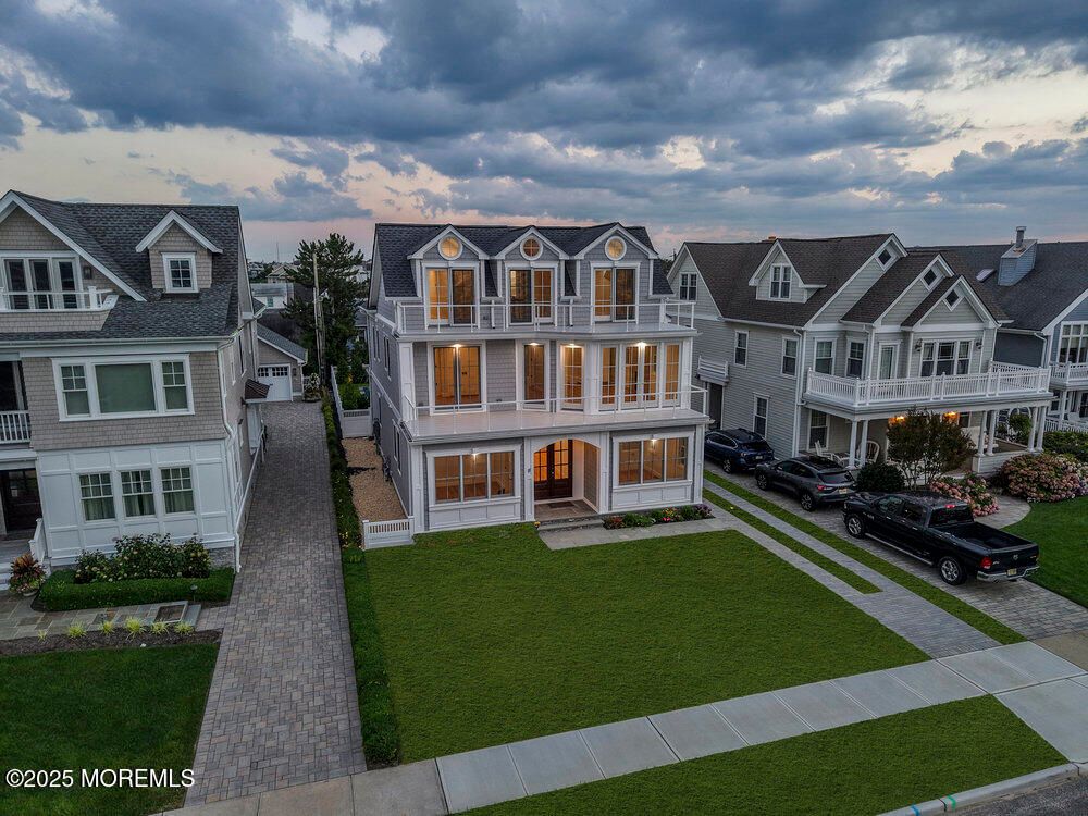 Exterior, Facade, Rowhouse