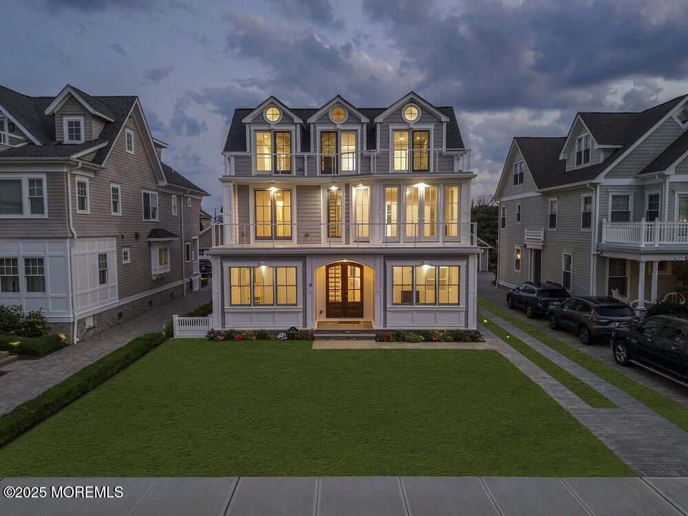 Exterior, Facade, Queen Anne Victorian