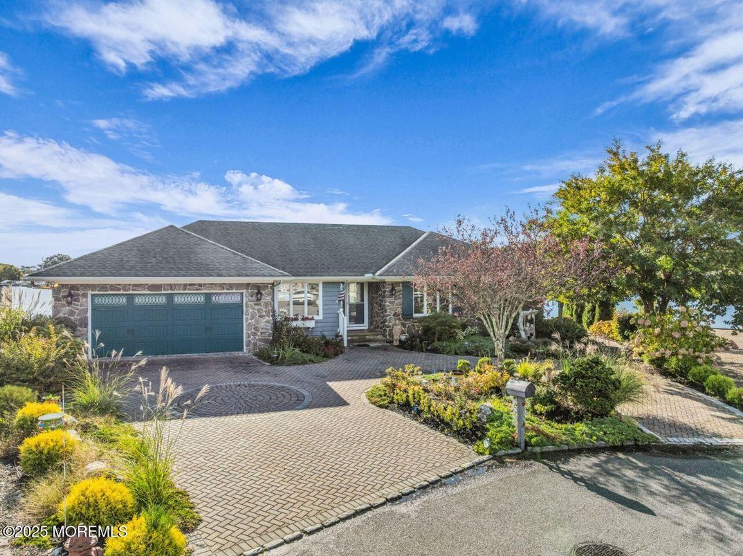 Attached, Exterior, Facade, Ranch